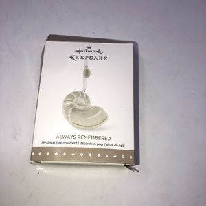 𝅺2015 HALLMARK  ORNAMENT ALWAYS REMEMBERED SHELL